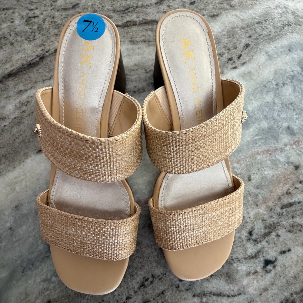 NWOT. Ann Klein Block Heel Dress Shoes. Natural Raffia. Women's 7.5 - Picture 3 of 8